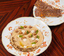 Хумус с соусом из тхины и чипсами из льна 
