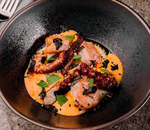 Соте из морепродуктов с соусом из паприки