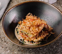 Форель с икрой и стружкой тунца