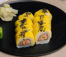 Ролл с форелью и манго