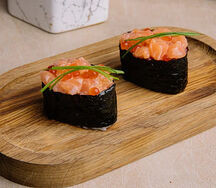 Гункан с форелью и икрой