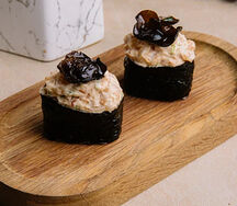 Гункан с креветкой и древесными грибами