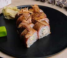 Ролл с телятиной и стружкой тунца