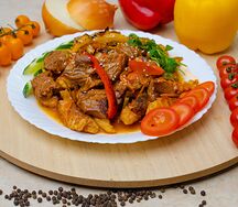 Гуляш из говядины с гарниром