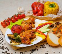 Запеченные крылышки с картошкой фри