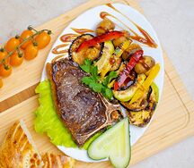 Стейк из говядины с овощами