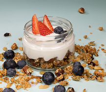 Гранола с йогуртом и джемом