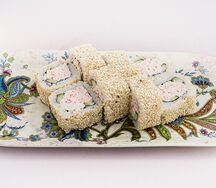 Калифорния в кунжуте ролл