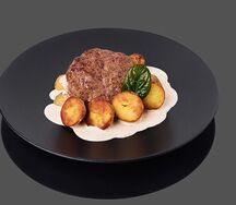 Бифштекс с грибным соусом и молодым картофелем