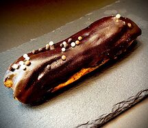 Эклер шоколадный