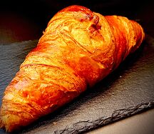 Круассан с маслом