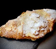 Круассан с миндальным кремом