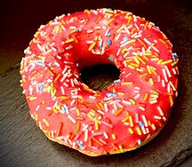 Донат клубничный