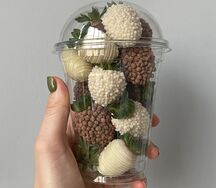 Клубника в шоколаде в стаканчике криспи