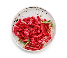 Паста с креветками в свекольном соусе