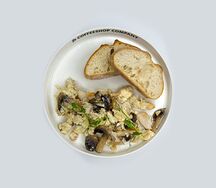 Скрэмбл с курицей и грибами