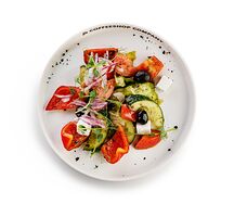 Греческий салат с соусом песто