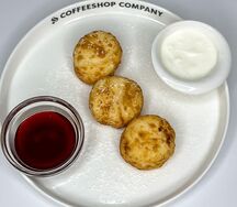 Сырники со сметаной и соусом на выбор