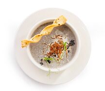 Крем-суп грибной с чипсами из вешенок