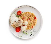Филе судака с рисом и овощами, под устричным соусом и соусом тартар