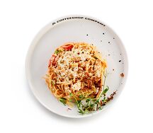 Спагетти с куриной грудкой, чипсами из вешенок под соусом BBQ