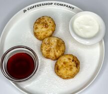 Сырники со сметаной и соусом на выбор