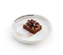 Брауни с карамелью и лесным орехом