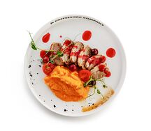 Филе утки с пюре из тыквы под клюквенным соусом 