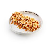 Венские вафли с бананом, кленовым сиропом и грецким орехом