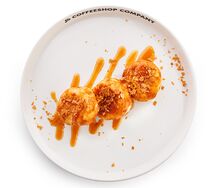 Сырники с соленой карамелью и вафельной крошкой