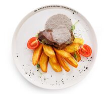 Телячие щечки с картофельным пюре под мясным соусом