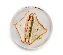 Клаб-сэндвич с беконом и омлетом в соусе BBQ