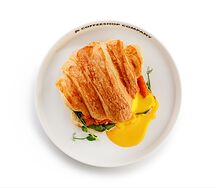 Круассан с лососем и яйцом пашот