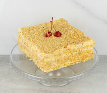 Торт слоеный с вишенкой