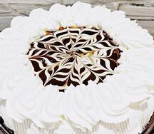 Торт с творожным кремом и черникой