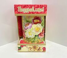 Чай черный и кружка с цветами 