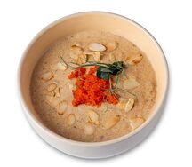 Крем-суп с лососем и лепестками миндаля