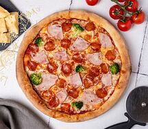 С пеперони, ветчиной и брокколи