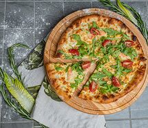 Пицца с лососем в сливочном соусе