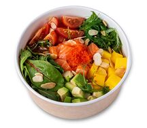 Тропический поке-боул лососем и манго