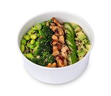 Поке с киноа, цыпленком и зелеными овощами