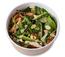 Сингапурский салат с цыпленком и авокадо