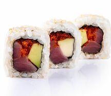 Ролл с тунцом и авокадо