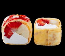 Сладкий ролл с клубникой