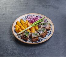 Сельдь бочковая на бородинский тостах