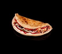 Закрытая пицца с маринованными огурцами