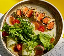 Теплый салат с лососем