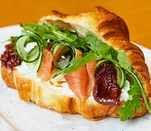Круассан с лососем