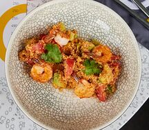 Салат с креветками, киноа и авокадо