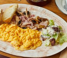 Скрэмбл с беконом и грибами